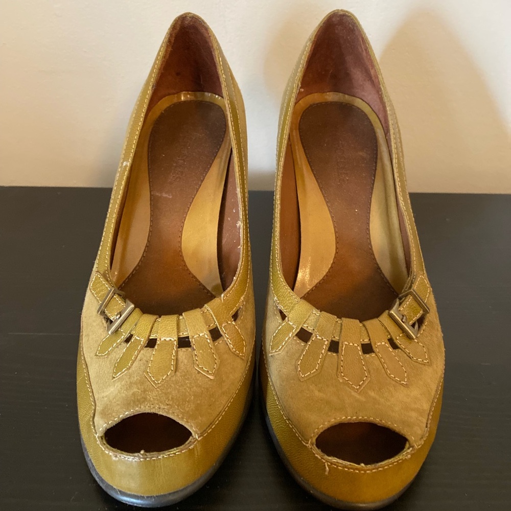 3 / $20 Sale! NWOT size 6 1/2 aerosoles 1940s inspired suede and leather pumps.*